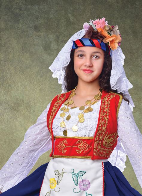 traditional clothing in greece today.